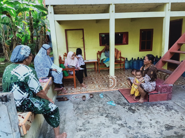 PLKB tengah memberikan KIE pada salah satu Ibu yg ada di kampung KB