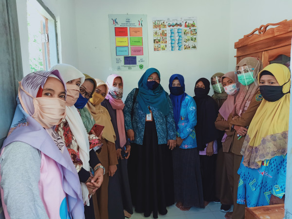 Foto bersama ibu ketua PKK kecamatan Tanete Rilau