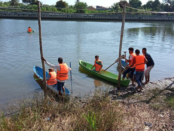 Peserta bersiap menaiki dayungnya untuk mengikuti perlombaan