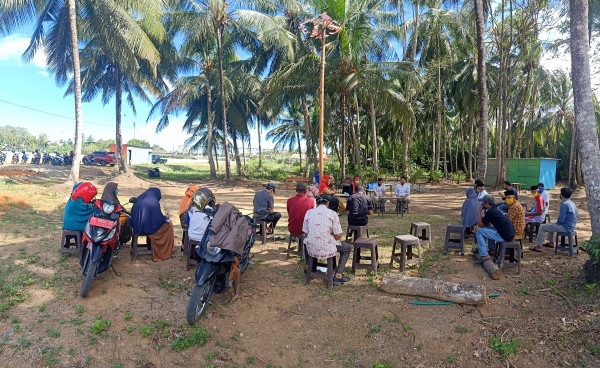 Kepala desa tengah memberikan araha terkait perkembangan kampung KB Laptau