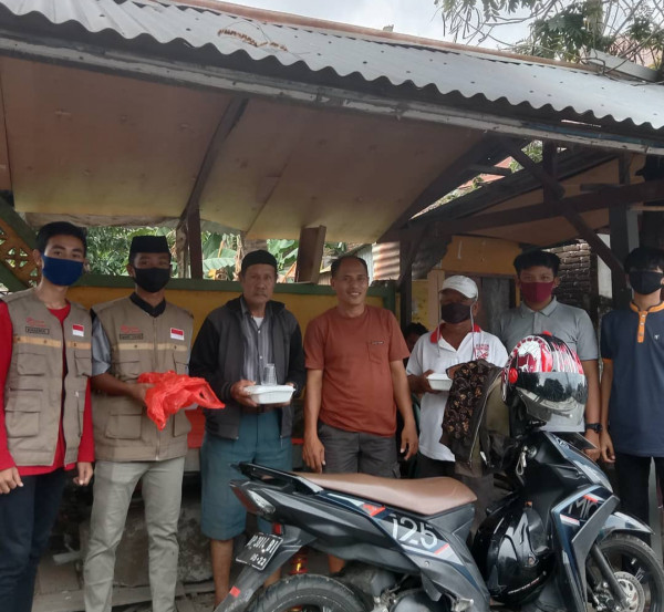 Pembagian nasi bungkus di pangkalan ojek