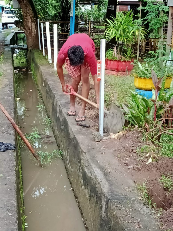 pemasangan pagar Rumah Dataku tahap pertama di Kampung KB Lapatau