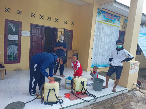 PEMERINTAH DESA LIPUKASI BERSAMA PEMUDA KARANG TARUNA & PIK-R MARENNU DESA LIPUKASI BEKERJA SAMA DALAM PROGRAM JUM'AT BERKAH PENYEMPROTAN DISINFEKTAN SELURUH MASJID DI DESA LIPUKASI