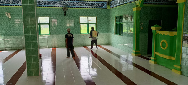 penyemprotan di Masjid dusun Mareto