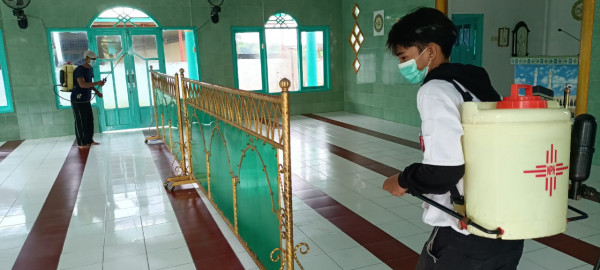 penyemprotan di Masjid dusun Lipukasi