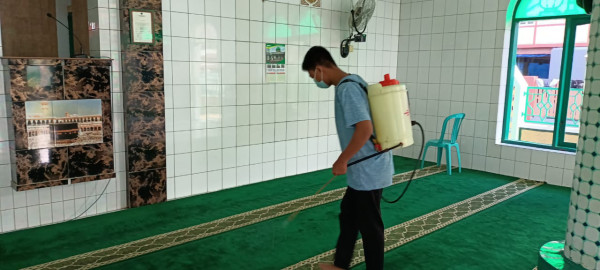 penyemprotan di Masjid dusun Gusunge