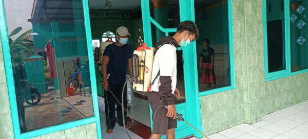 penyemprotan di Masjid dusun Passedde