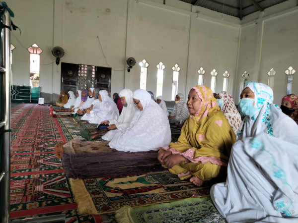 peserta pengajian penuh antusias mendengarkan ceramah yang disampaikan oleh ustad