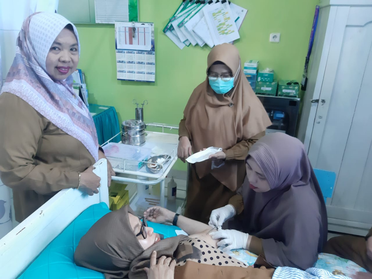 Pemasangan Implant kepada Akseptor disaksikan oleh PLKB dan Bidan