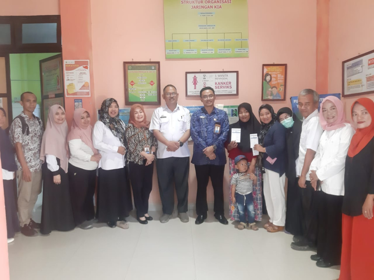 Foto bersama dengan Kaper dan Kadis serta Kabid dan PLKB bersama Akseptor  KB dan Kader