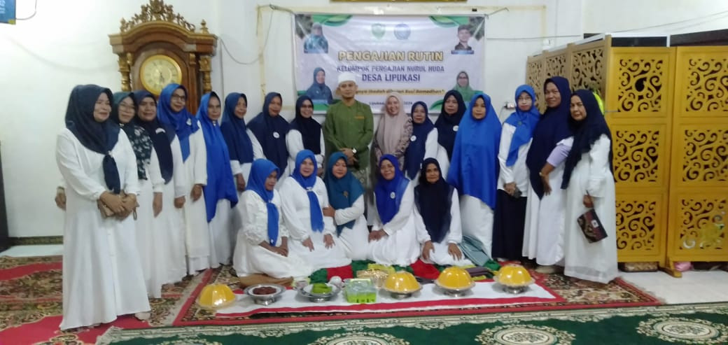 Foto bersama dengan Penceramah dan Anggota MT. Nurul Huda Desa Lipukasi