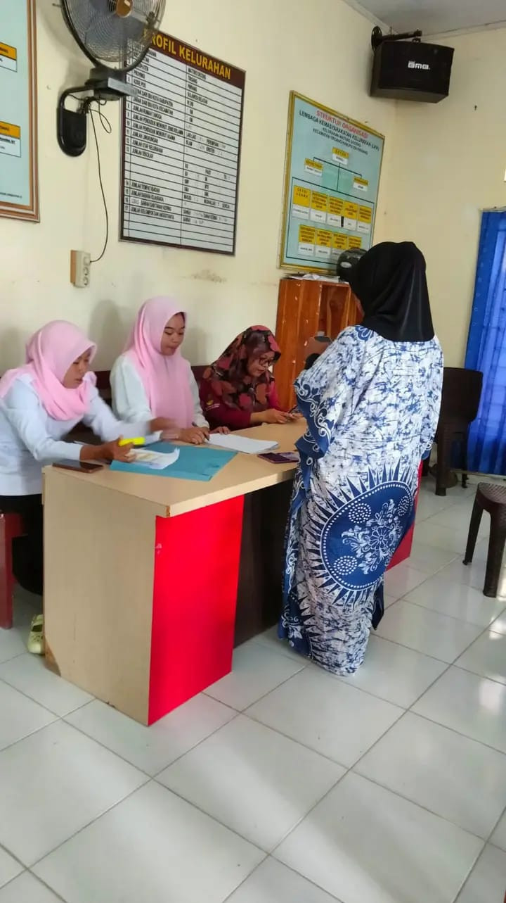 PENERIMAAN BANTUAN PANGAN DI KANTOR LURAH MATTIRO DECENG