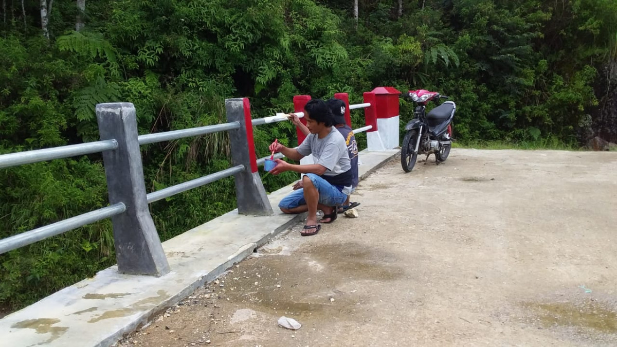 KEGIATAN PENGECATAN MERAH PUTIH