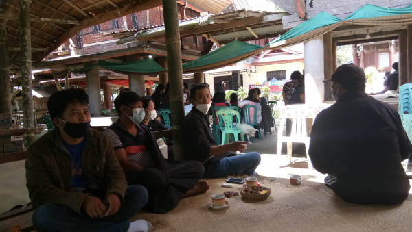 Mengunjungi teman yang mengalami kedukaan 