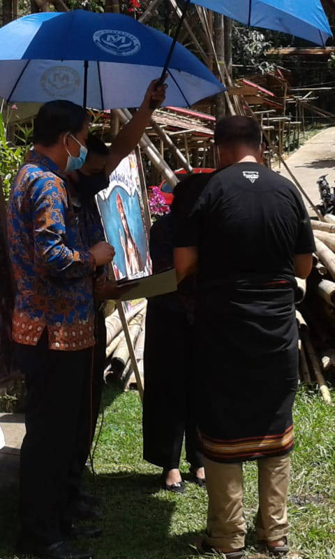 Penyerahan uang pawai mata dari koperasi marendeng kekeluarga yang berduka