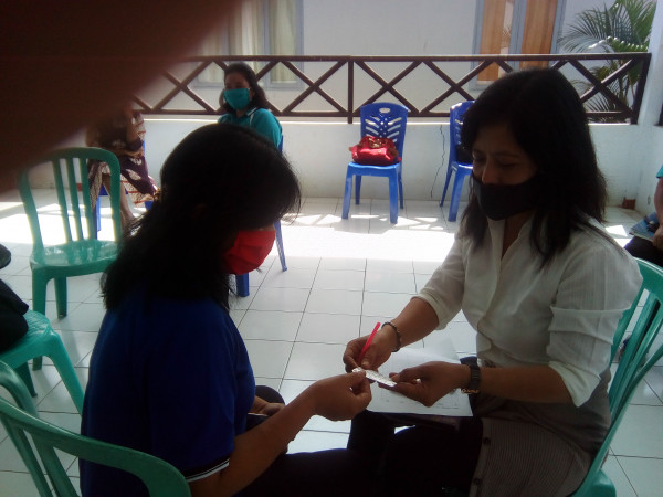 Pembagian pil dikampung kb tambolang