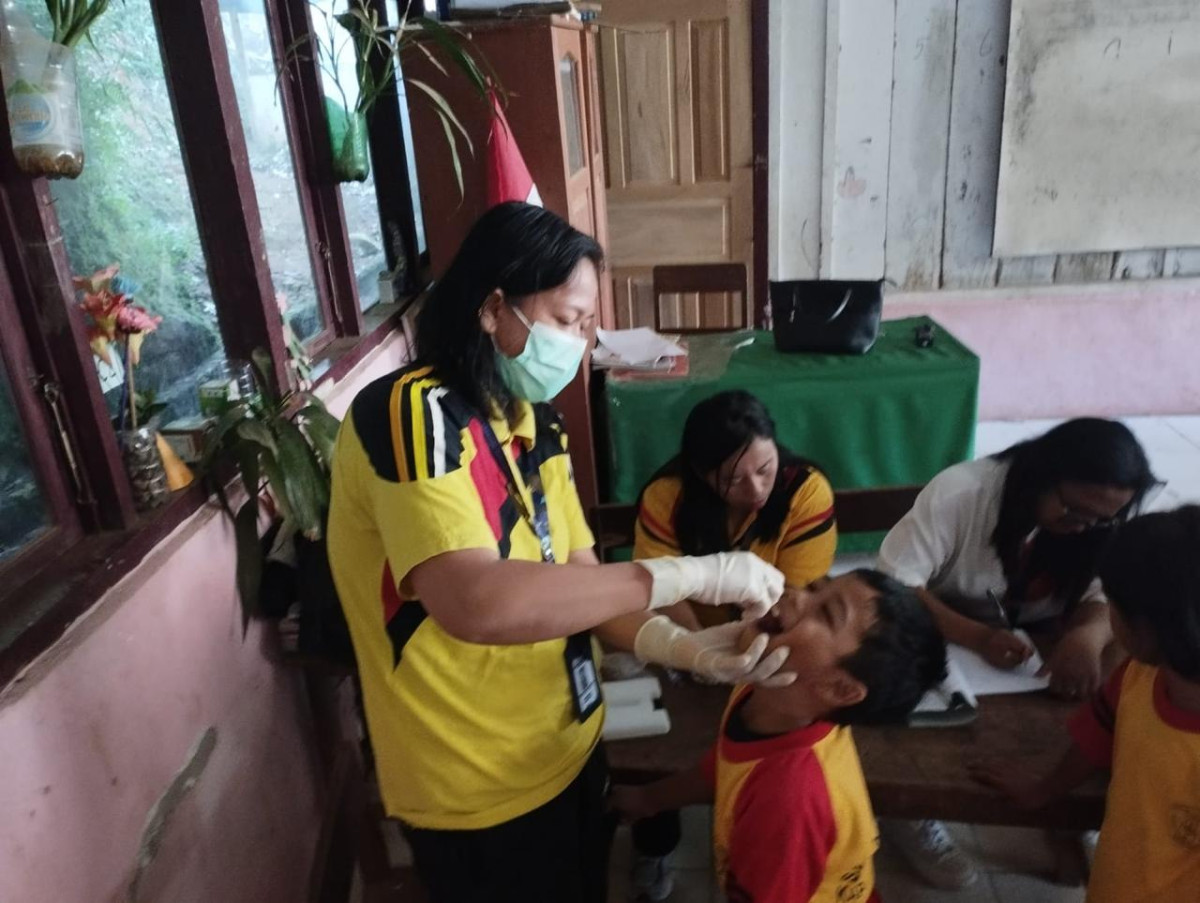 Pelayanan PIN Polio di SD 3 Tallunglipu Kelas 1 dan 2