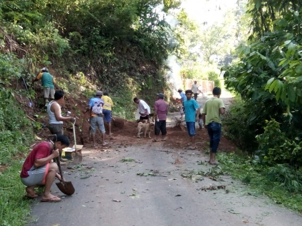 kegiatan membersihkan jalan yang longsor di dusun panglion