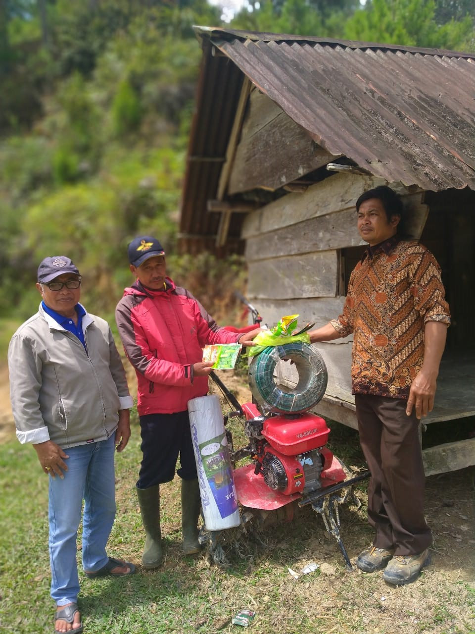 Pemberian Pupuk serta Alat Pertanian