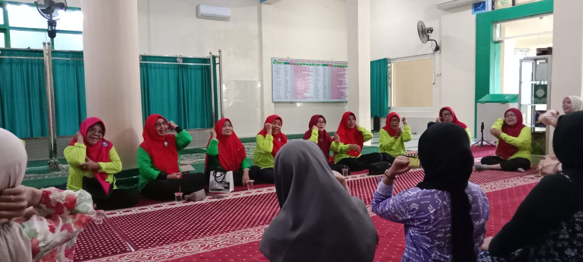 Pelatihan produksi dan pemasaran (merangkai bunga bagi lansia)