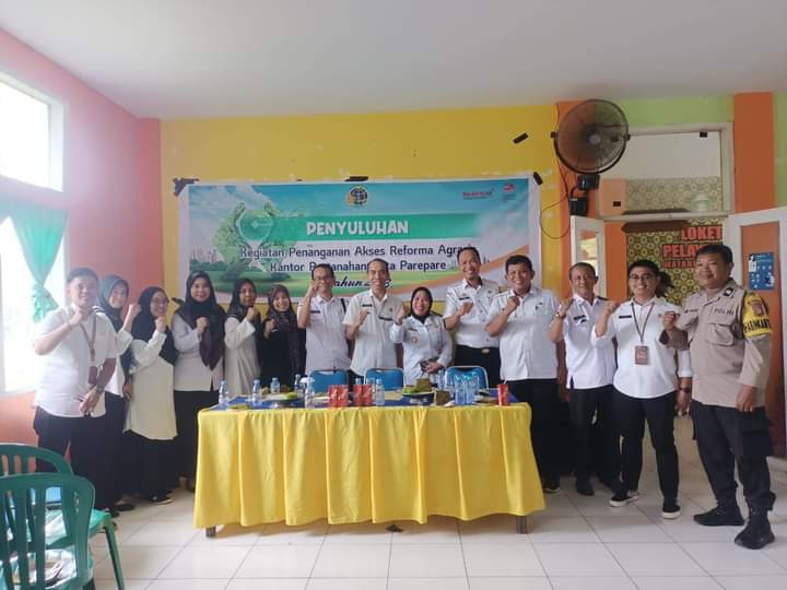 Foto bersama pemateri dan peserta