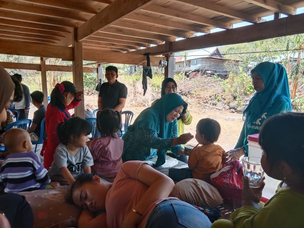 Kader DASHAT dan TP.PKK memberikan PMT ke Balita indikasi stunting