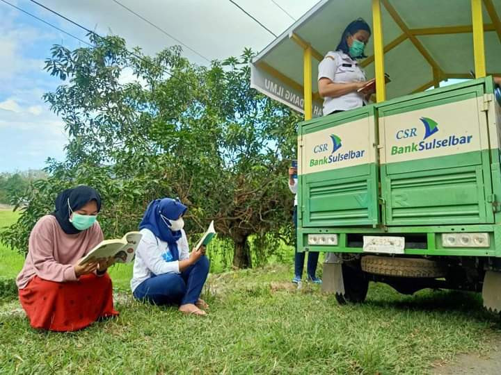 Masyarakat dapat membaca berbagai jenis buku