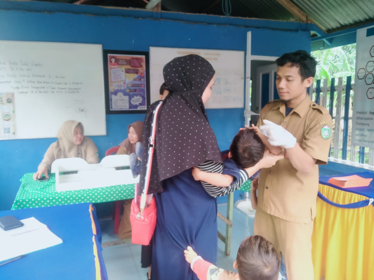 Pemberian Imunisasi Polio di Posyandu