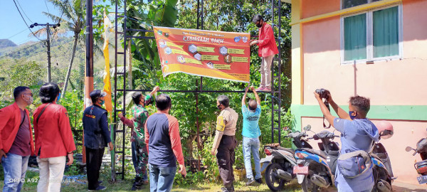 Pemasangan spanduk himbauan oleh peserta KKN Tematik Unhas