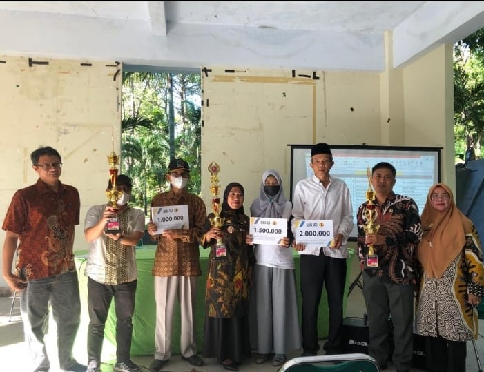 Penyerahan Hadiah Lomba Kebersihan