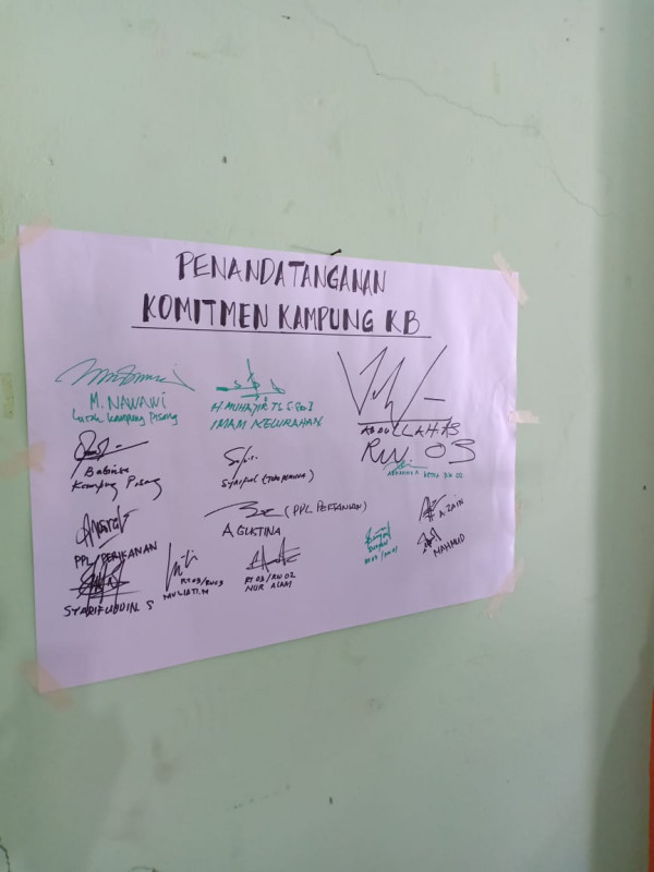 Penandatanganan Komitmen Kampung KB oleh peserta yang hadir