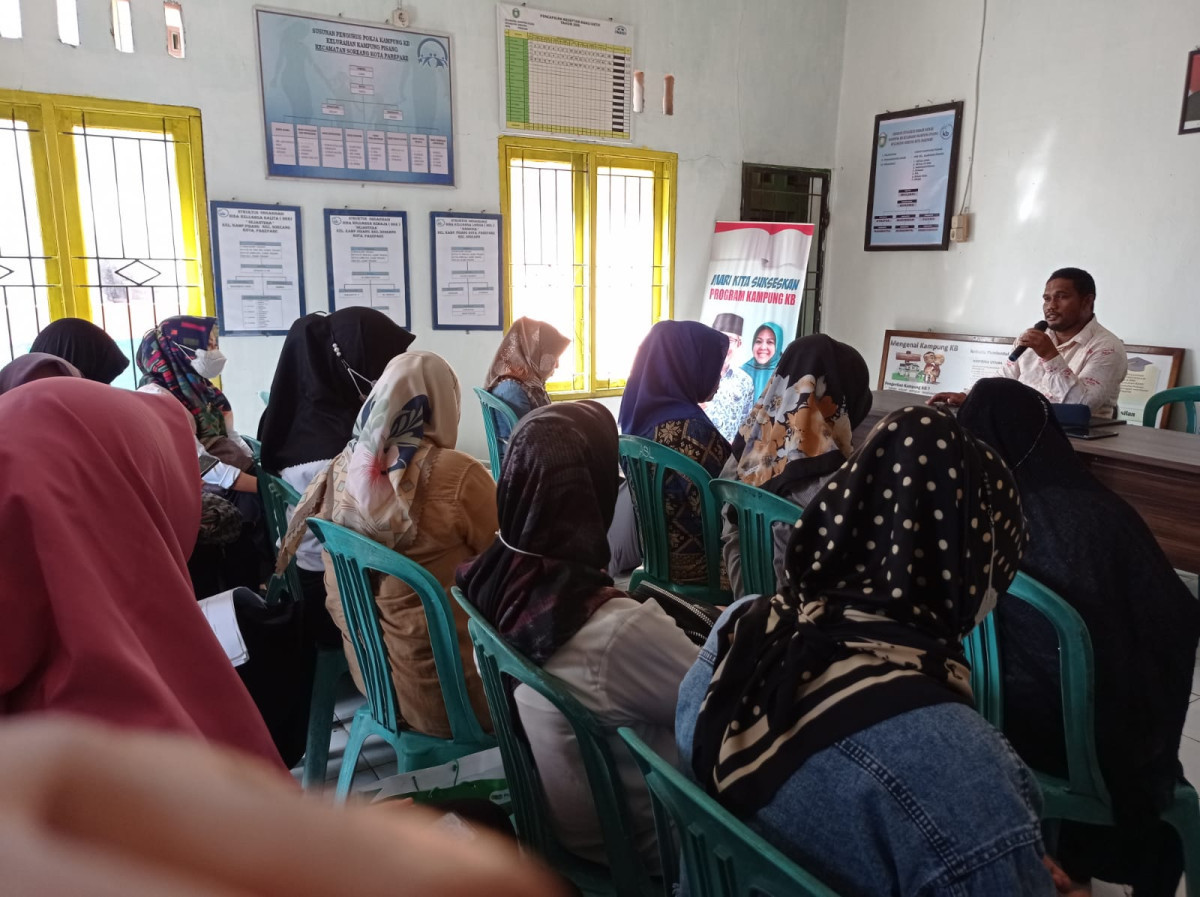 peserta mendengarkan arahan dari Narasumber