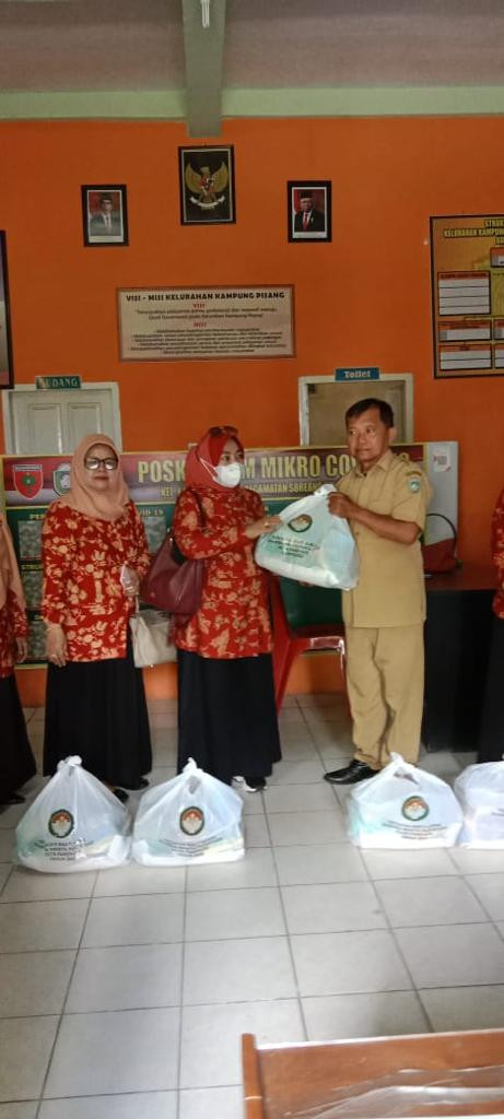 Foto Penyerahan bantuan oleh Dharmawanita dan Lurah Kamp. Pisang kepada Bumil dan Ibu Menyusui