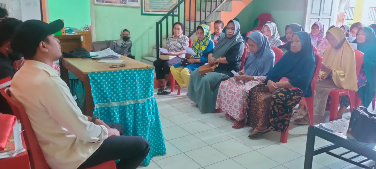 sosialisai tentang pelayanan administrasi kependudukan utamanya warga yang tidak memiliki KTP/KK