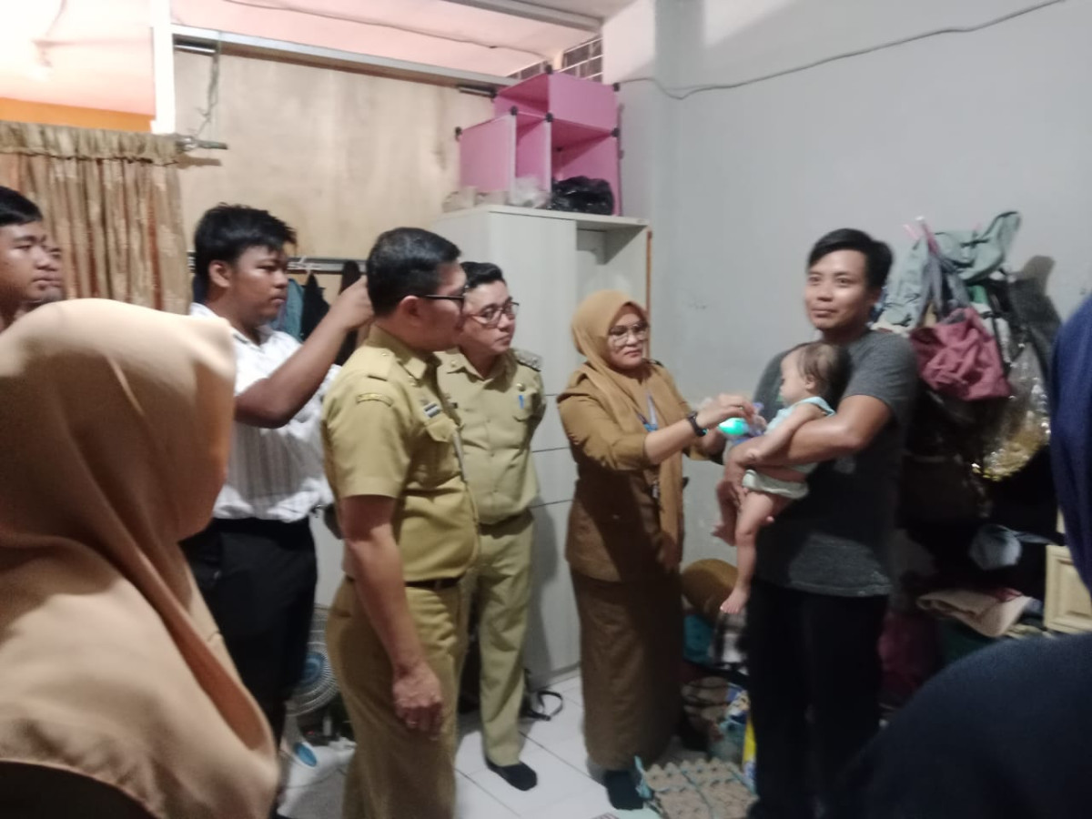 memberikan bantuan kepada sasaran stunting dan warga tidak mampu di Kelurahan kampung Pisang