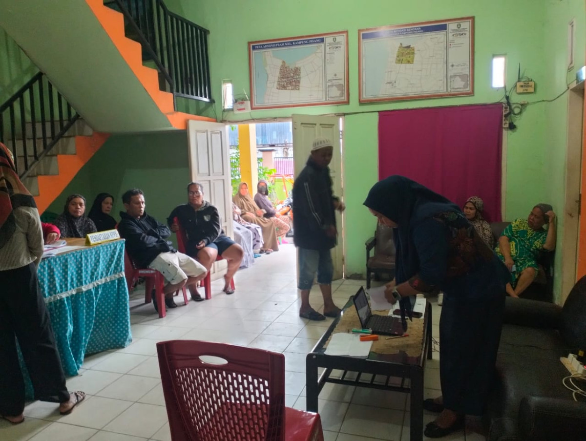 Ikut serta pada rapat kegiatan kerja bakti untuk perbaikan saluran air di Rw 5 dan 6