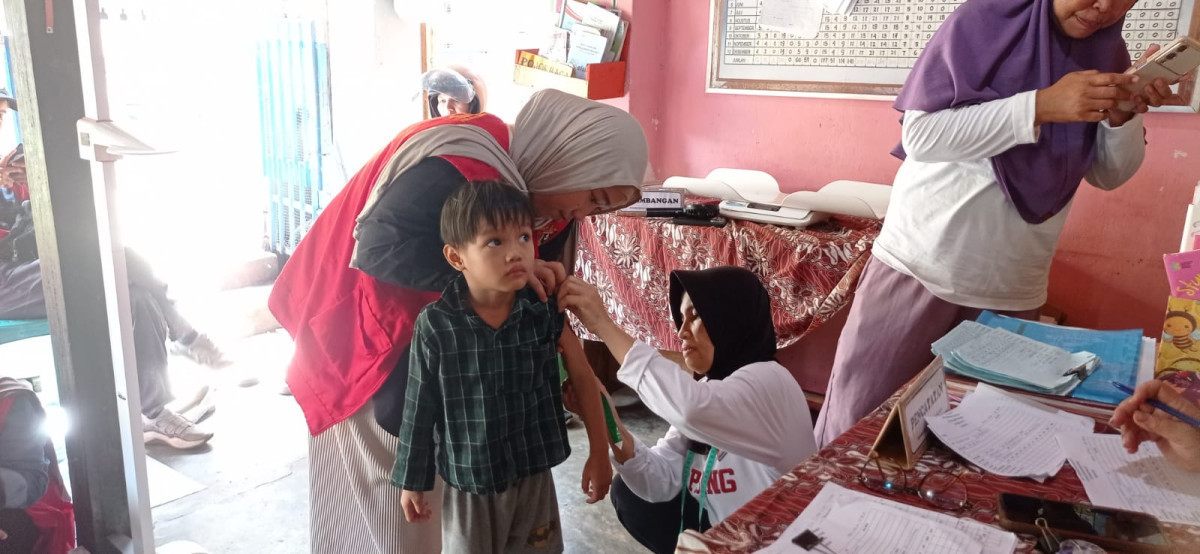 Posyandu untuk pengkuran tinggi badan, berat badan, lingkar kepala, dan lila serta pembagian vitamin A