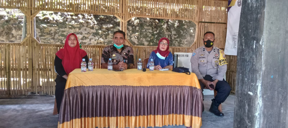 Rapat Koordinasi di Sekretariat Kamp. KB bersama Camat, Lurah, Tim Penyuluh KB, TP PKK, Babinkamtibmas, dan Pengurus Kampung KB "Geddongnge" serta Mahasiswa KKN UNHAS