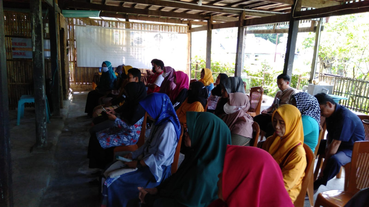 Rapat Koordinasi di Sekretariat Kamp. KB bersama Camat, Lurah, Tim Penyuluh KB, TP PKK, Babinkamtibmas, dan Pengurus Kampung KB "Geddongnge" serta Mahasiswa KKN UNHAS