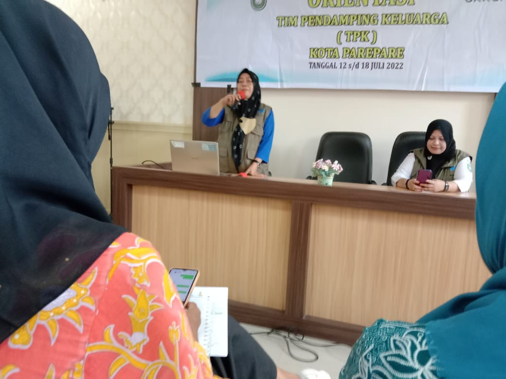 Mengikuti Orientasi TPK yang dihadiri oleh Pemerintah Kec. Bacubar, Dinas Kesehatan, Pihak BKKBN kota Parepare, TPP PKK Cappa Galung dan Pengurus Kamp. KB "Geddongnge"