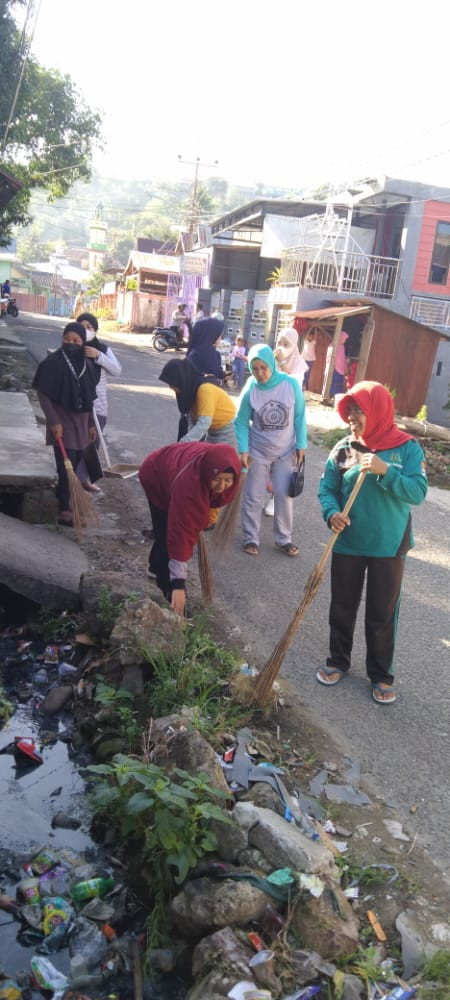 Melaksanakan Kerja Bakti