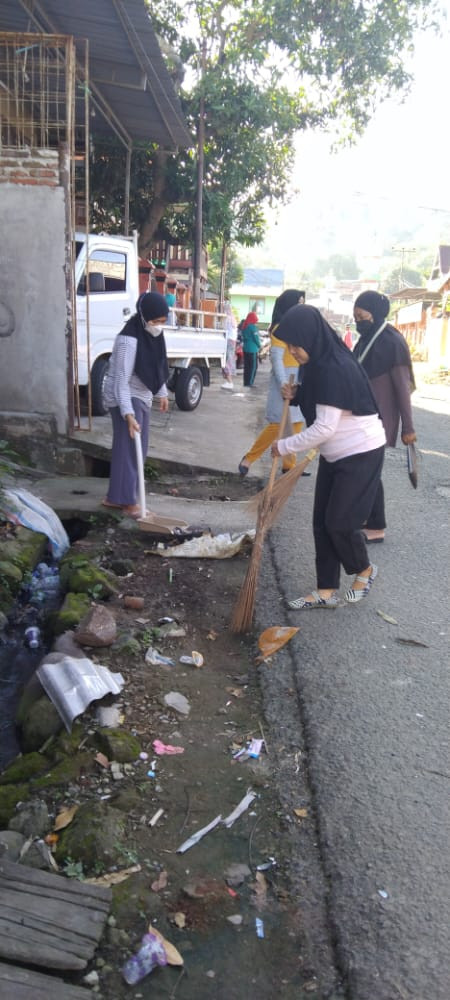 Kerja Bakti di Jln. Keterampilan RW 02 dihadiri oleh Pihak Kelurahan, Ketua LPMK, Pengurus TP PKK, RT/RW 02, dan Pengurus Kamp. KB "Geddongnge"