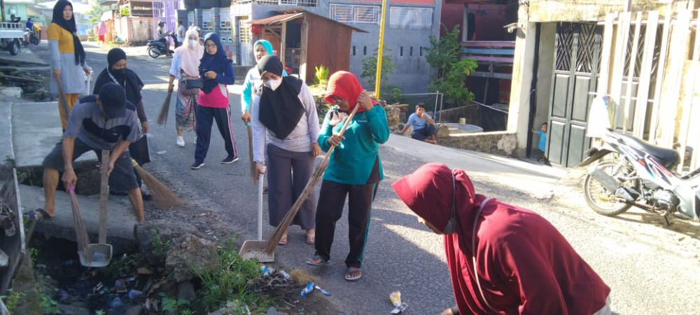 Kerja Bakti di Jln. Keterampilan RW 02 dihadiri oleh Pihak Kelurahan, Ketua LPMK, Pengurus TP PKK, RT/RW 02, dan Pengurus Kamp. KB "Geddongnge"