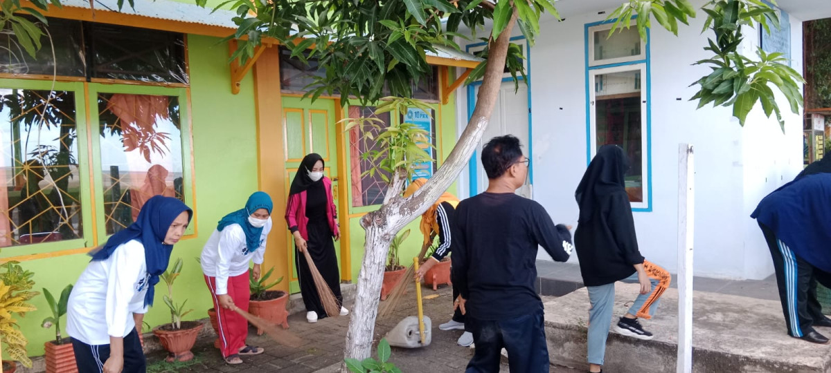 Melaksanakan Kerja Bakti