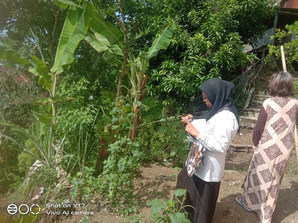 Memantau Titik Rawan Bencana Longsor antara Babinkamtibmas bersama dengan Pengurus Kampung KB "Geddongnge" di Jln. Keterampilan RT 01 RW 02