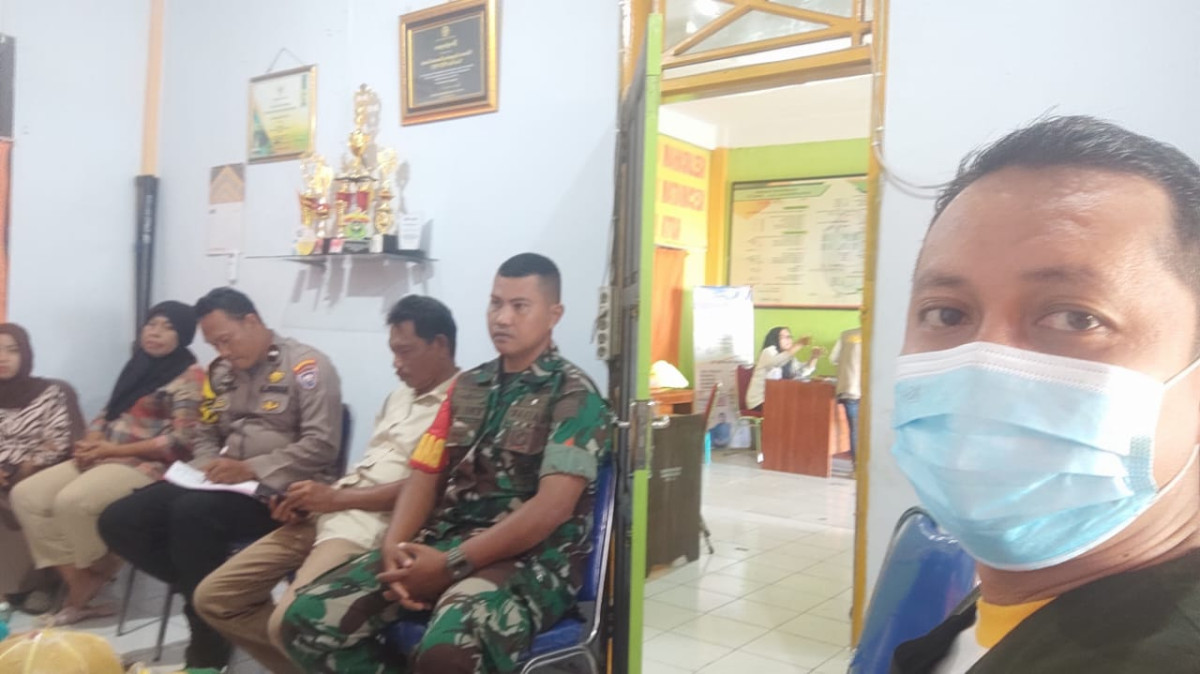 Rapat Koordinasi antara Lurah, Kabid Dinas PUPR, Ketua LPMK, Babinsa, Babinkamtibmas, Ketua ORW 02, Ketua FKS Cappa Galung, Sekretaris Kamp. KB "Geddongnge" serta perwakilan warga terdampak banjir