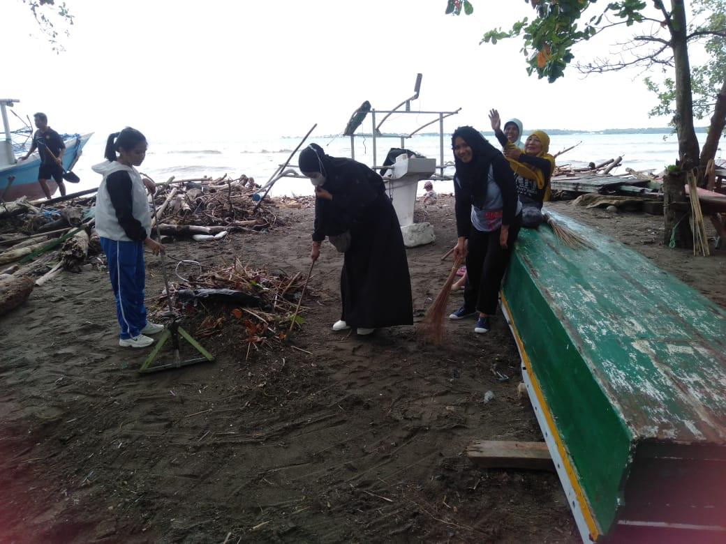 Kegiatan Kerja Bakti di Jln. Mattirotasi yang dihadiri oleh Perangkat Kelurahan beserta organisasi sosial dan kepemudan dan berbagai elemen masyarakat termasuk Pengurus Kamp. KB "Geddongnge"