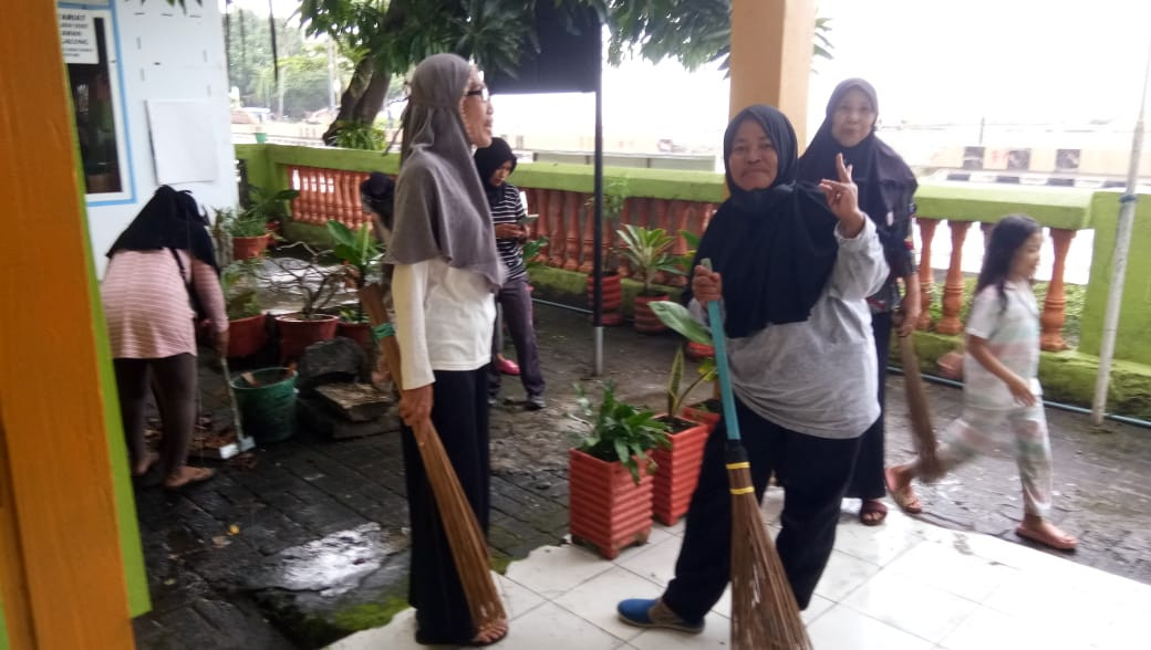 Kegiatan Kerja Bakti di Jln. Mattirotasi yang dihadiri oleh Peserta Penerima PKH beserta organisasi sosial dan kepemudan dan berbagai elemen masyarakat termasuk Pengurus Kamp. KB "Geddongnge"