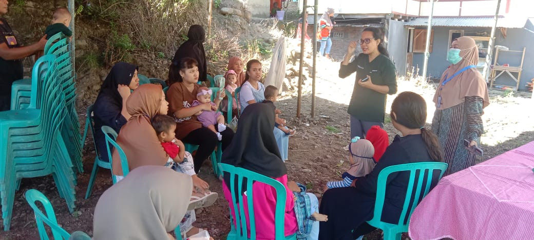 Melaksanakan Kegiatan Posyandu yang dihadiri oleh Pihak Puskesmas Lumpue, Tenaga Kesehatan, Ketua TP PKK Cappa Galung, Bidan Kelurahan, Kader Posyandu dan Kader Kamp. KB "Geddongnge"