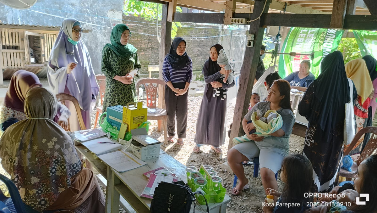 Pelaksanaan Posyandu di Cenderawasih 4 dihadiri oleh Tenaga Kesehatan Puskesmas Lumpue, Kader Posyandu, dan Pengurus Kamp. KB "Geddongnge"